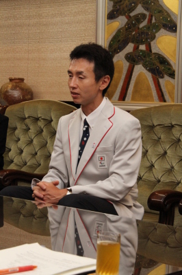 和田伸也選手がソファーに座り話をしている様子の写真
