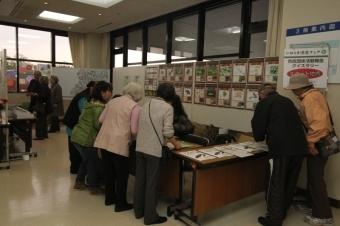 市民活動団体が報告を行うブースの写真