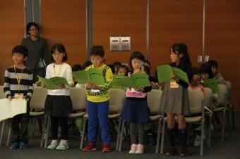 横一列に並び発表を行う5人の豊川小学校の児童たちの写真
