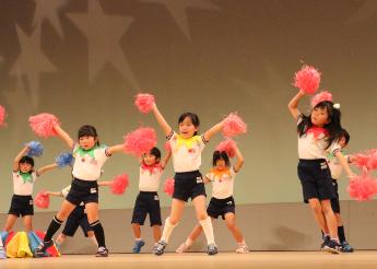 沢池幼稚園園児による演技風景