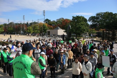 朝、軽装で集合した参加者達の写真達の写真