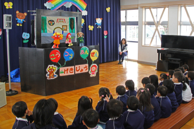 (写真)交通ルールを教える人形劇を見る園児