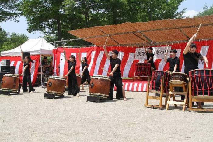 (写真)和太鼓を演奏する中学生たち