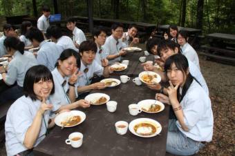 カレーを食べるカウンセラーの画像