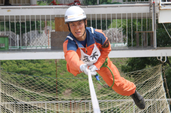 水平にはったロープを使った訓練の画像