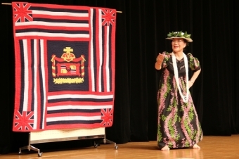 伊達芳子さんによるフラダンスステージが行われている画像