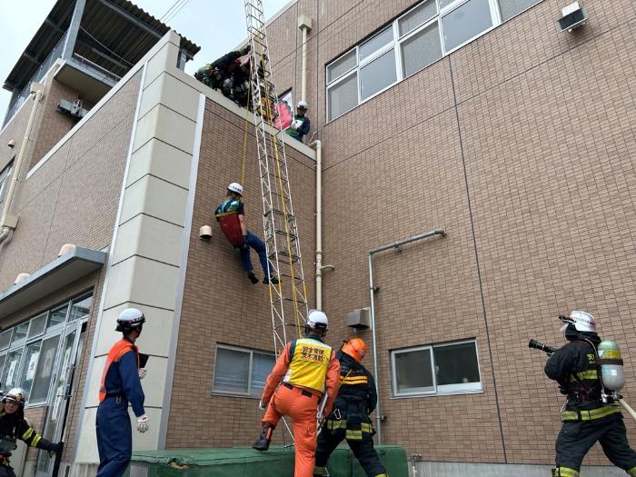 三連はしごによる救出活動