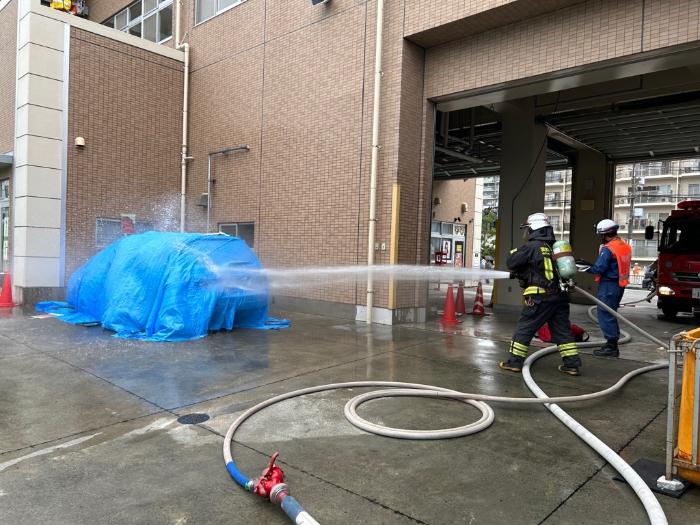 火点(車)へ放水
