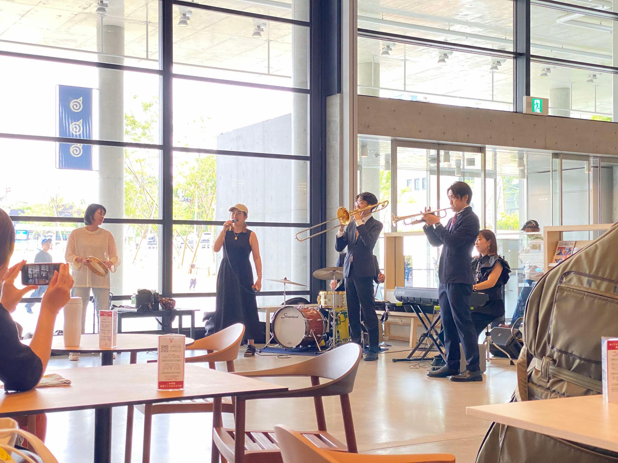 エントランス広場で演奏会