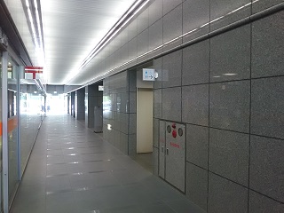 南館東玄関にある郵便局の北側です。