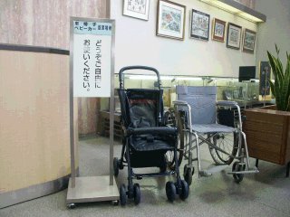 貸出用ベビーカー、車椅子の写真