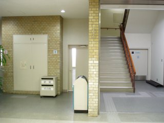写真右奥がオストメイト対応トイレです。