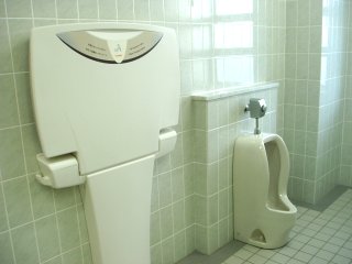 ベビーシートと幼児用小便器の写真です