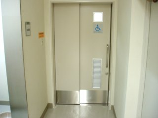 多目的トイレ入口の写真です