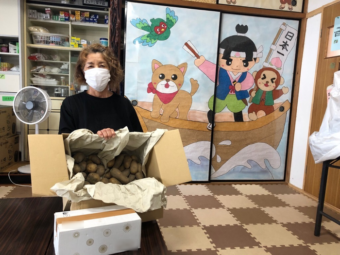 寄附を受け取ったこども食堂の方の写真