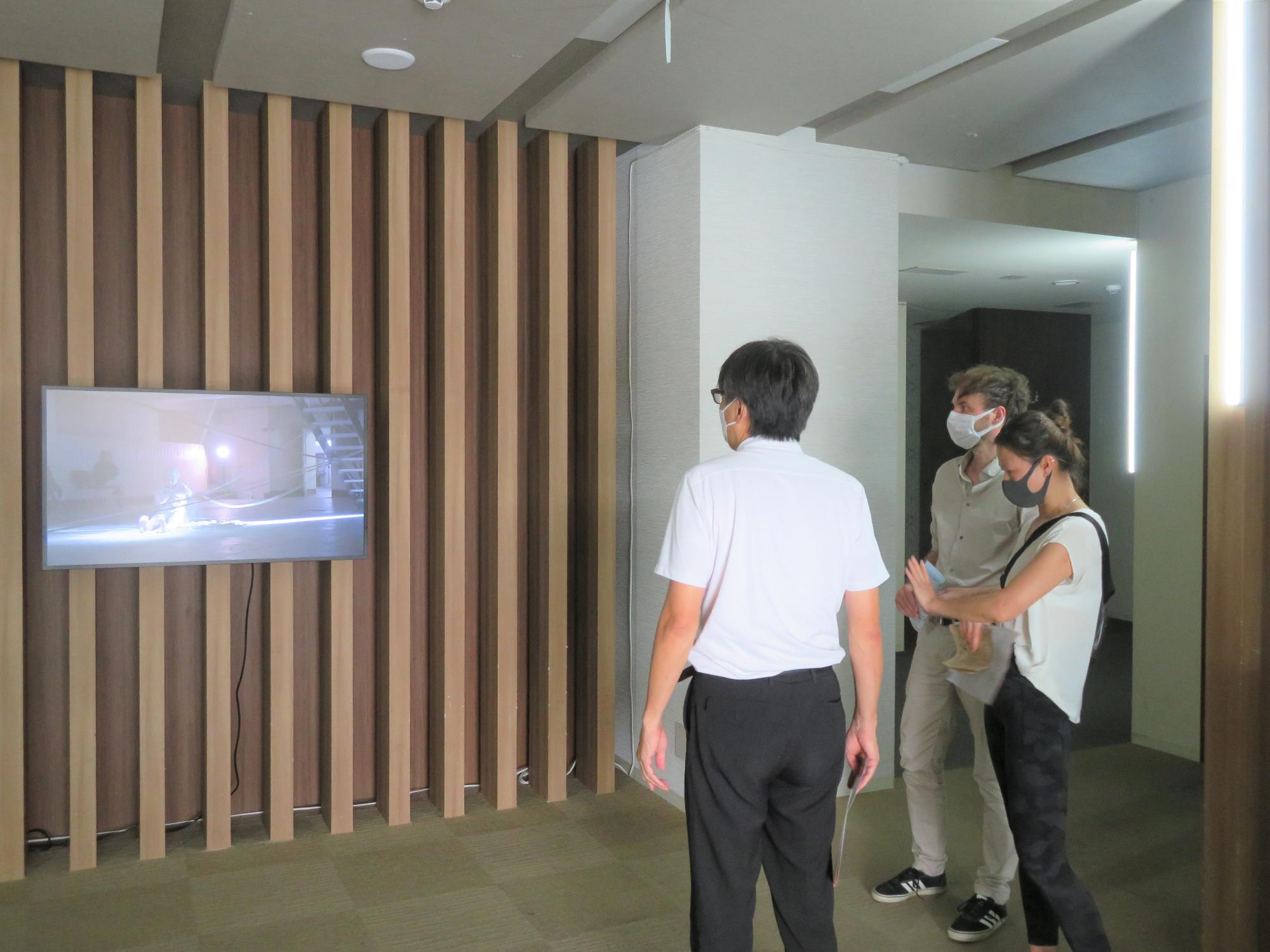 展示品を見る市長と主催者の方の写真