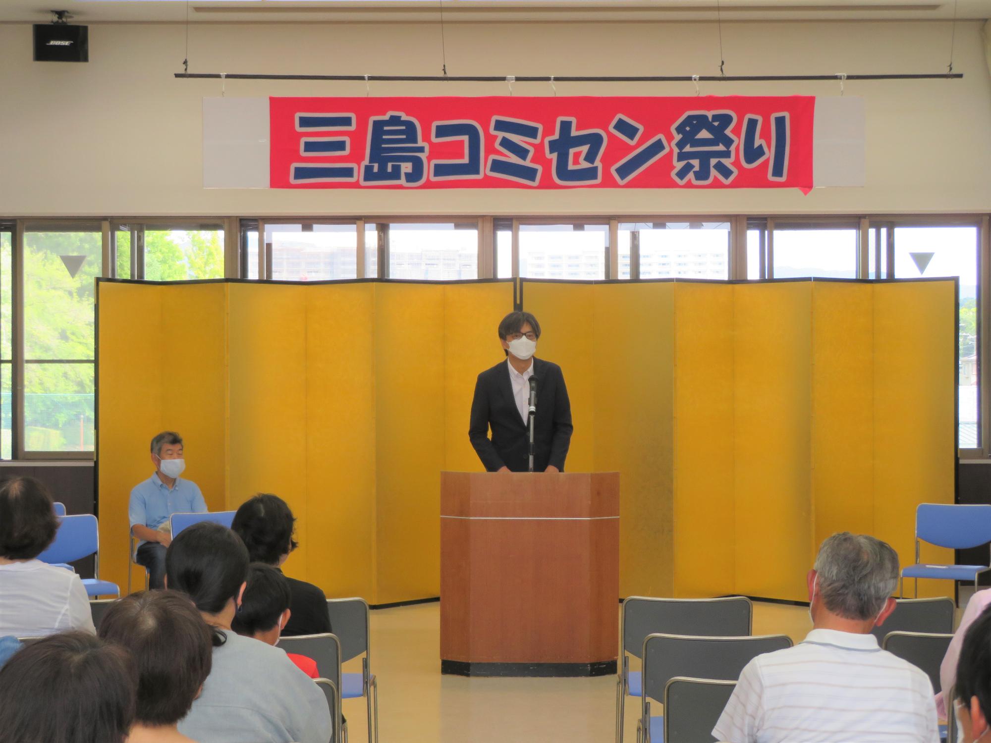 壇上であいさつする市長の写真