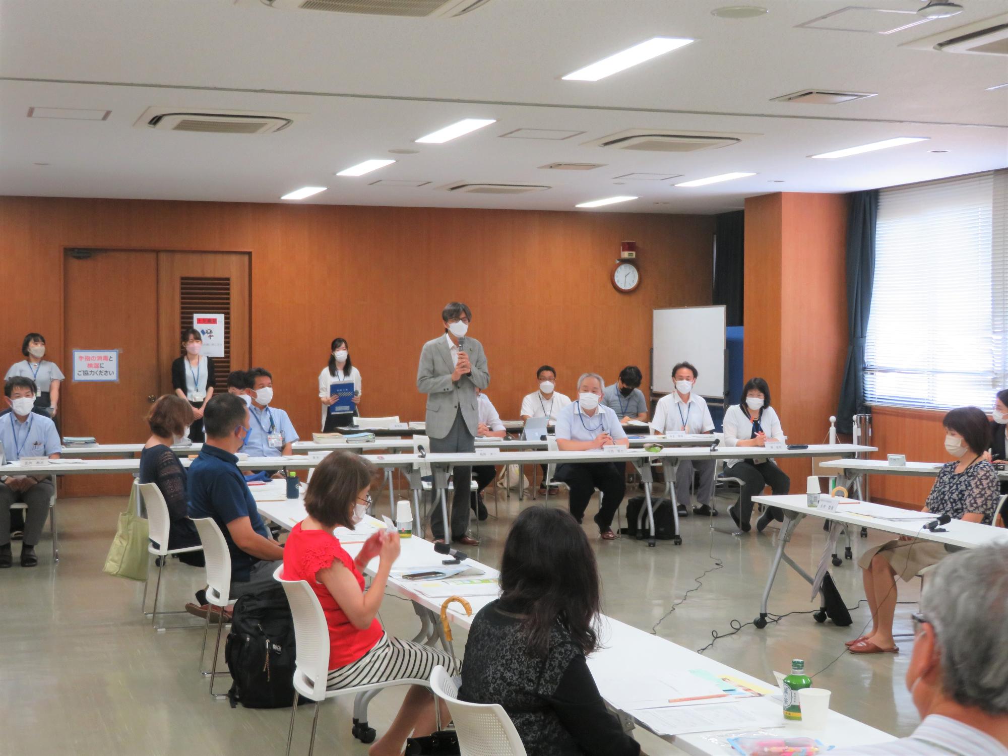 出席者の前であいさつする市長の写真