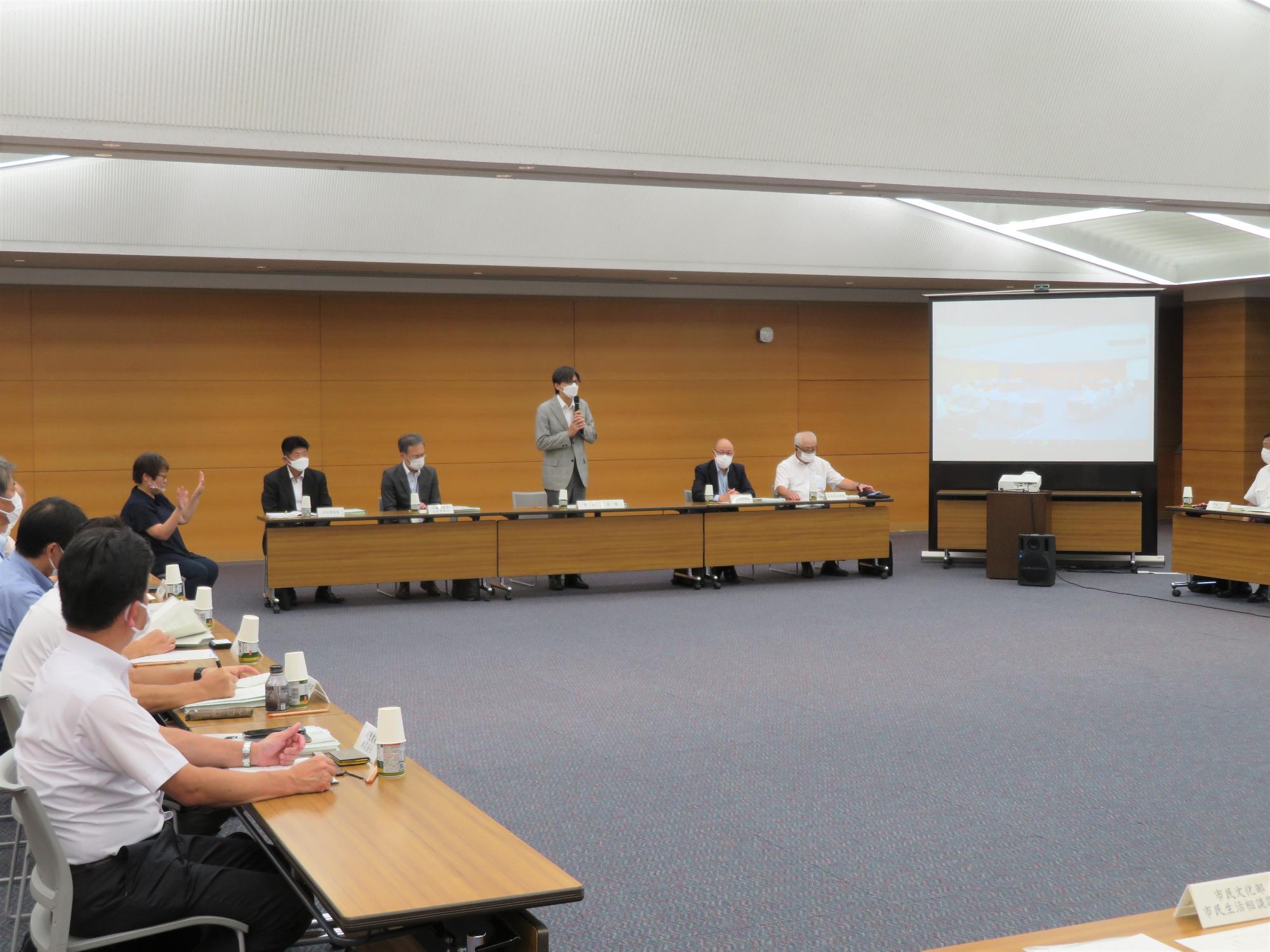 出席者の前であいさつする市長の写真