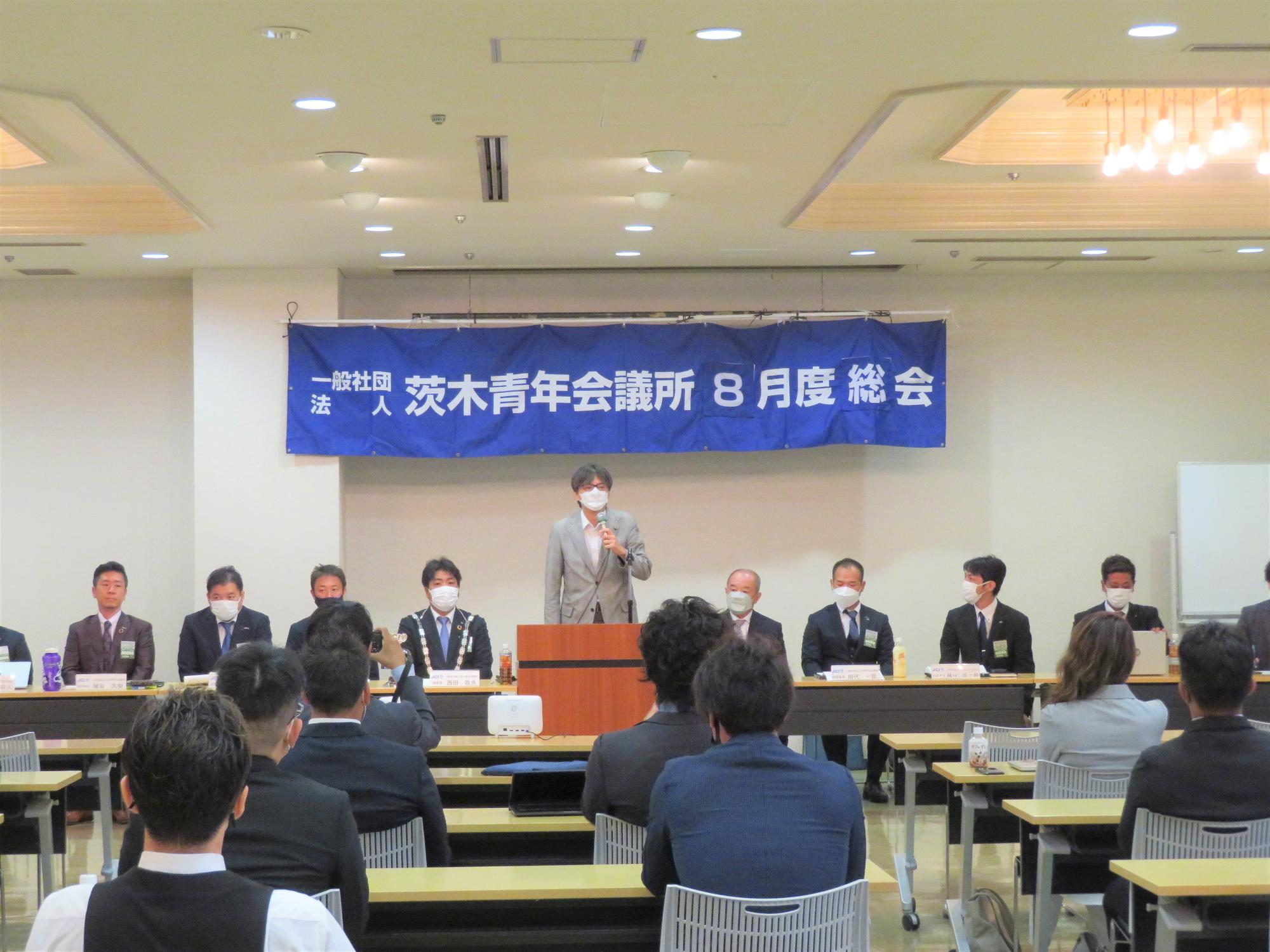 出席された皆さまにあいさつする市長の写真