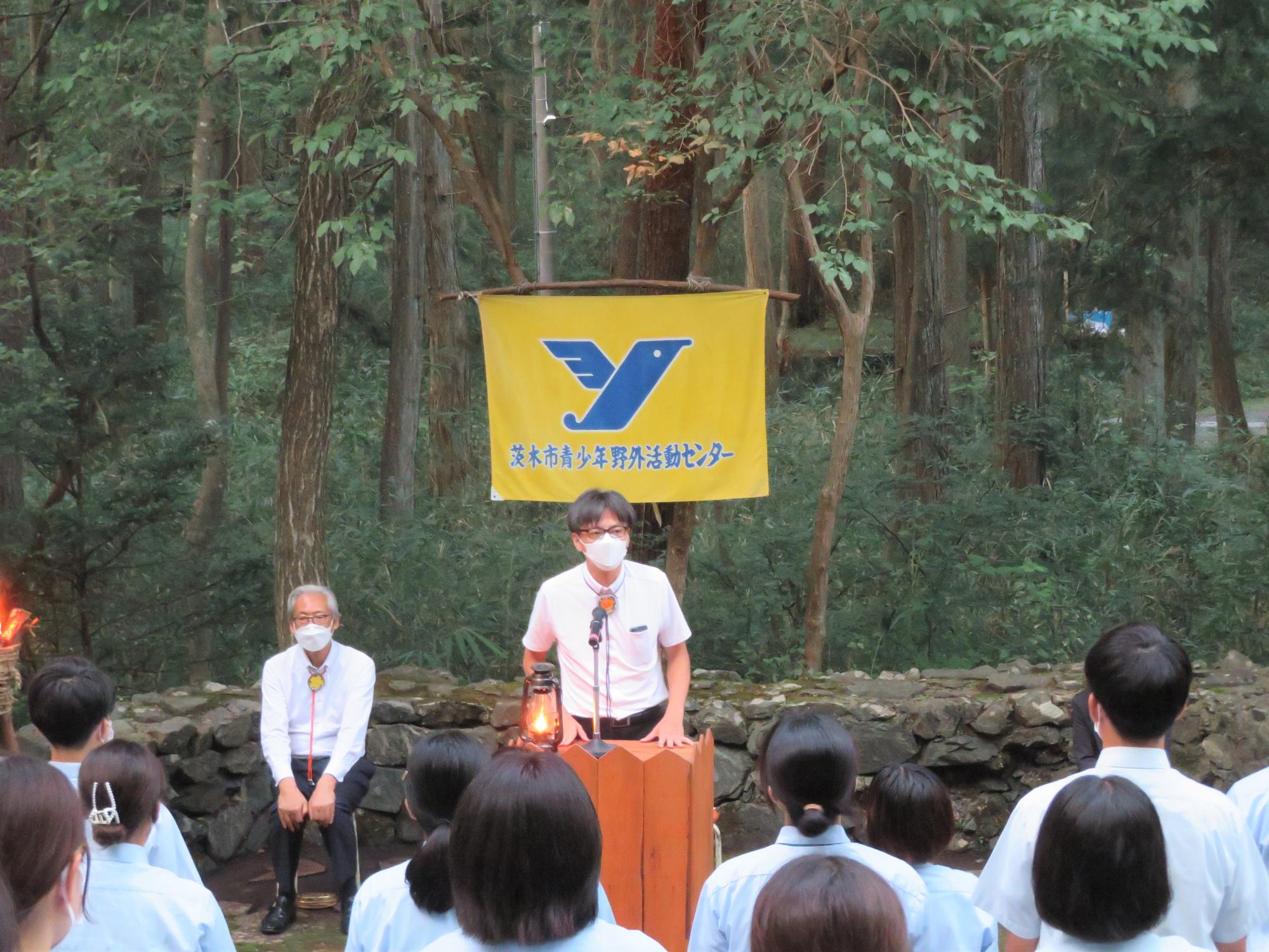 参加者の前であいさつする市長の写真