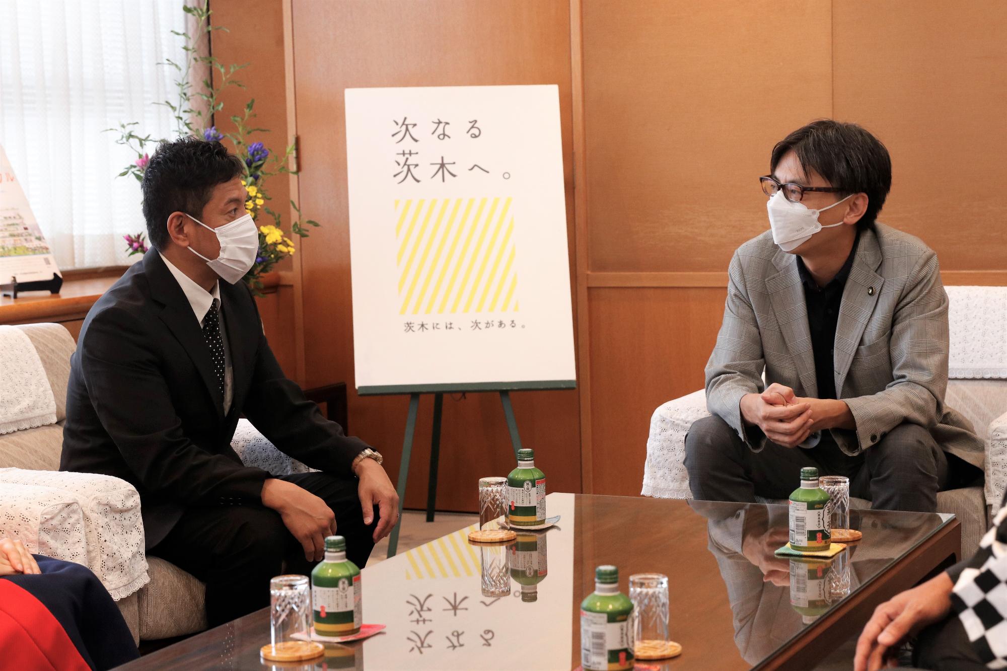 対談する、ヤナギブソンさんと市長の写真