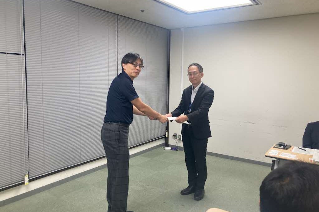 要望書を手渡す市長の写真