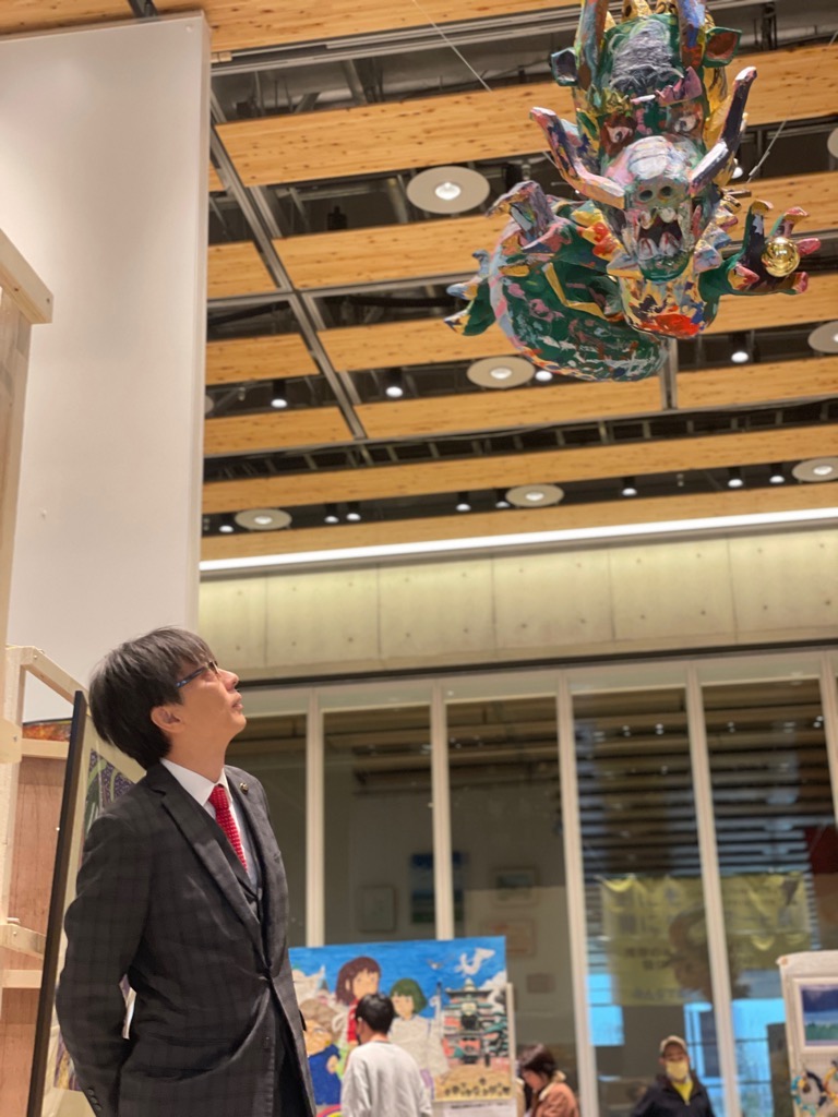 展示を見る市長の写真