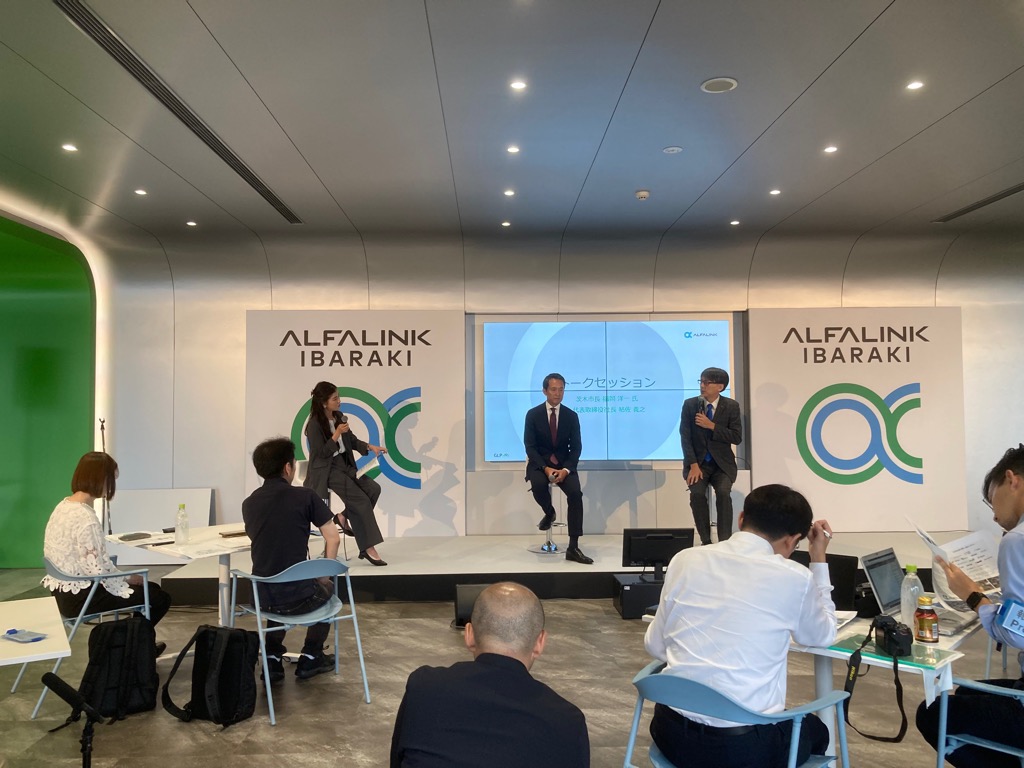 トークセッションをする市長の写真