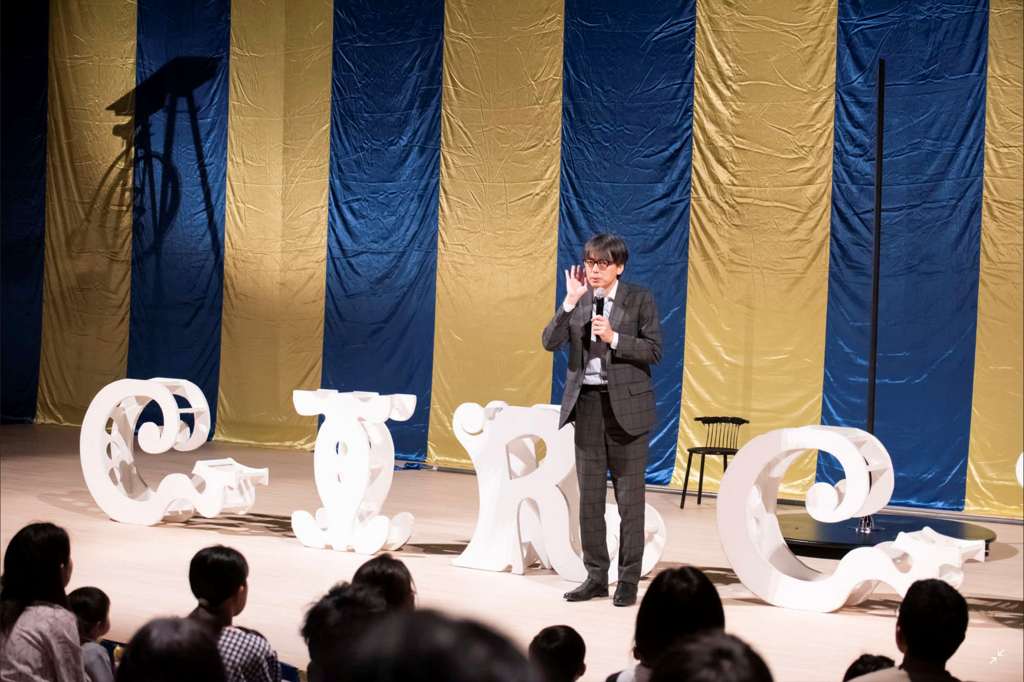 舞台上であいさつをする市長の写真