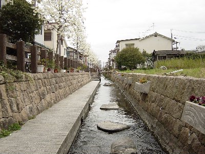 高瀬川親水水路（たかせがわ しんすい すいろ）の写真。東宮町で撮影。