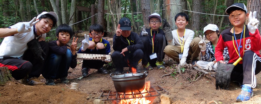 野外料理を協力して作るキャンプ