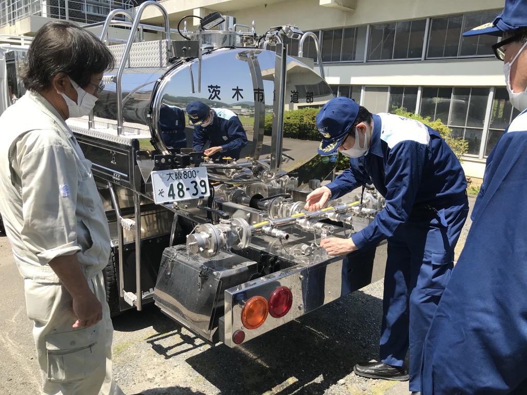 水質検査を行う様子