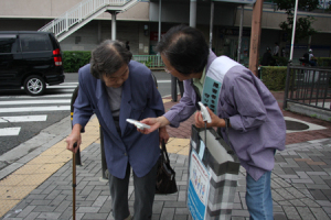 市民にティッシュを手渡す参加者