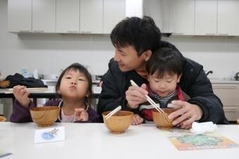 みそ汁を飲む親子の様子