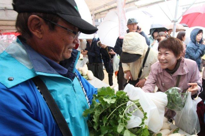 新鮮な茨木産野菜を買う市民