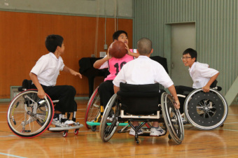 車イスバスケを体験する生徒たち