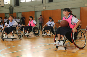 車イスバスケを体験する生徒たち