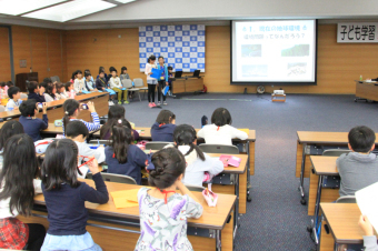 安威小学校の発表の様子の写真