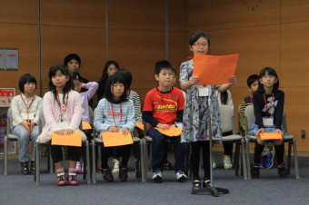 春日小学校の発表の写真