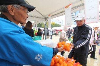 みかんを買う市民