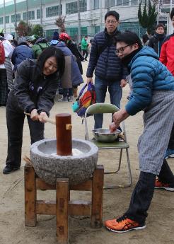 餅つき風景2 先生方も楽しく餅つき