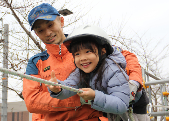 レンジャー体験でロープ渡りをする子ども