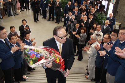 職員に出迎えられる市長