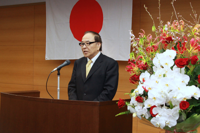 職員にあいさつする市長