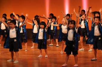 子どもが踊っている様子の写真