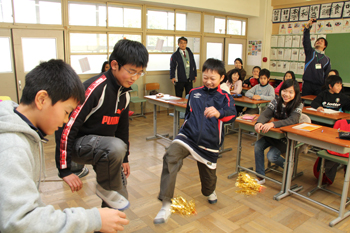 外国の遊びを体験する児童たちの写真