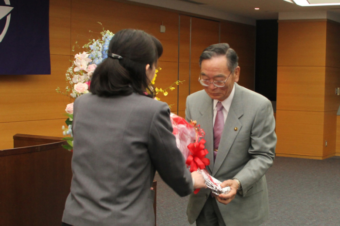 花束を受け取る野村市長