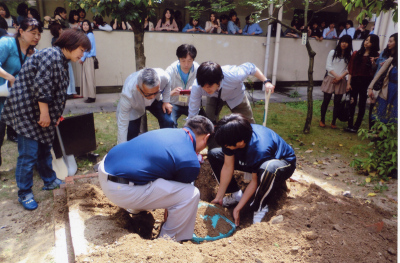 掘り起こす参加者