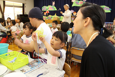 親子で風車を作る様子